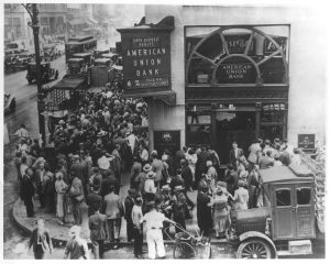 Depositantes frente al clausurado American Union Bank en New York City 1932